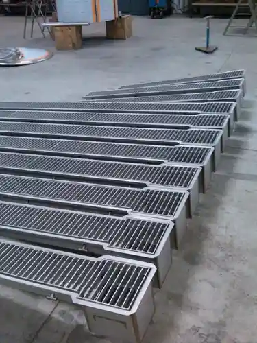 Stainless trench drain with bar grate covers